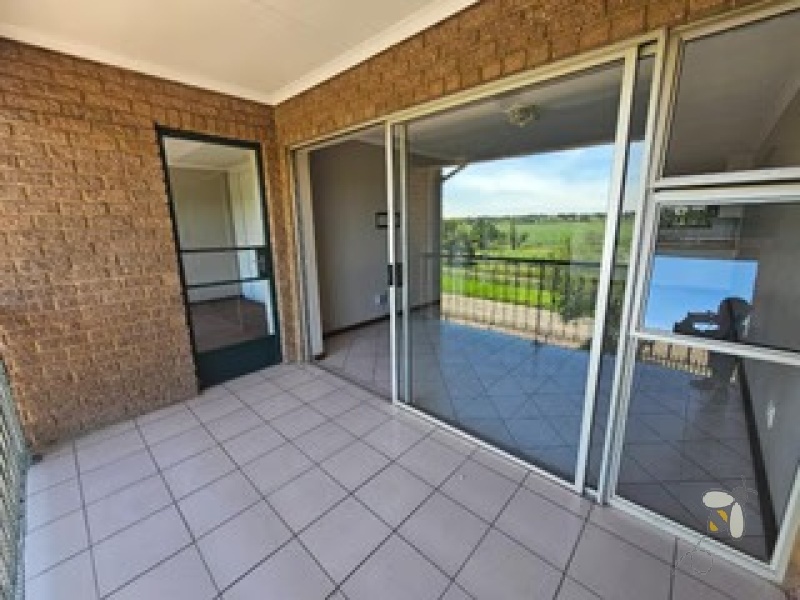Brakpan Central property for sale, 2-bedroom apartment Brakpan, renovated kitchen, Chas Everitt Brakpan, Brakpan real estate