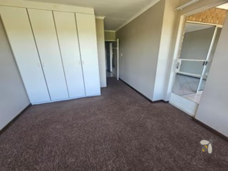 Brakpan Central property for sale, 2-bedroom apartment Brakpan, renovated kitchen, Chas Everitt Brakpan, Brakpan real estate