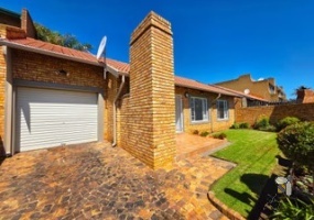 Brakpan Central property for sale, 2-bedroom cluster Brakpan, pet-friendly home, Chas Everitt Brakpan, lock-up-and-go home