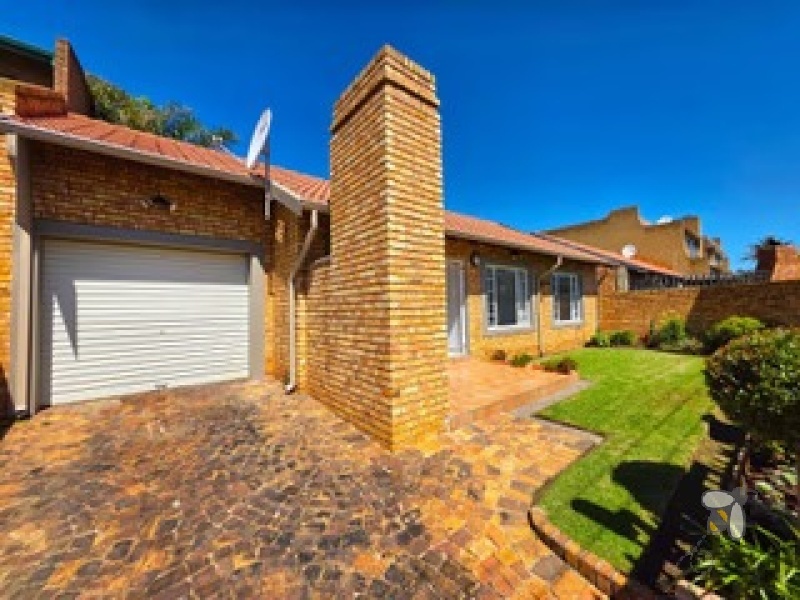 Brakpan Central property for sale, 2-bedroom cluster Brakpan, pet-friendly home, Chas Everitt Brakpan, lock-up-and-go home