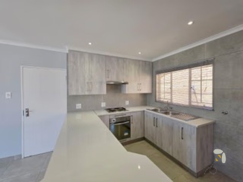 Brakpan Central property for sale, 2-bedroom cluster Brakpan, pet-friendly home, Chas Everitt Brakpan, lock-up-and-go home