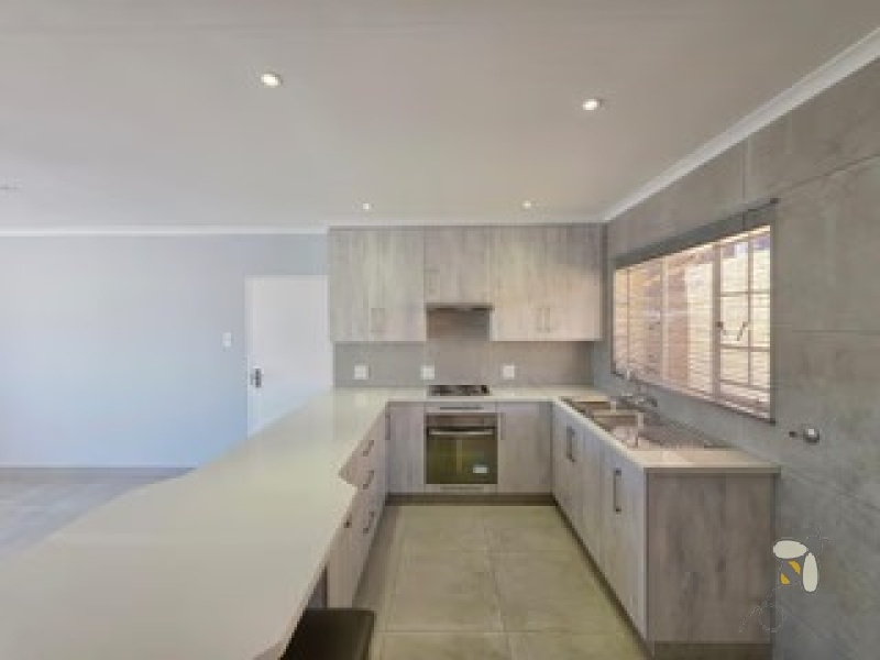 Brakpan Central property for sale, 2-bedroom cluster Brakpan, pet-friendly home, Chas Everitt Brakpan, lock-up-and-go home