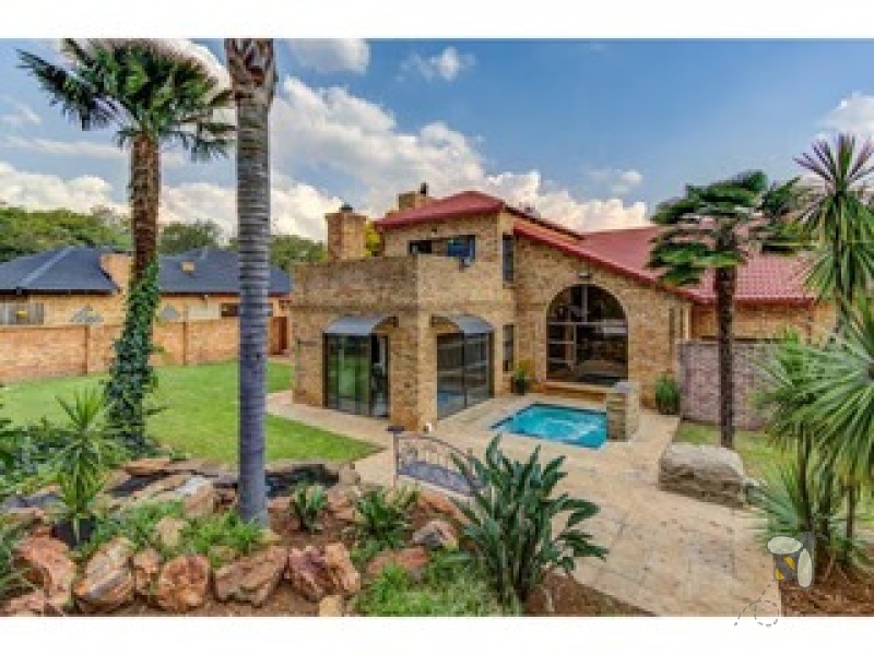 Old Sonneveld Estate Brakpan property for sale, 4-bedroom home Brakpan, facebrick house with pool, secure estate living, Chas Everitt Brakpan