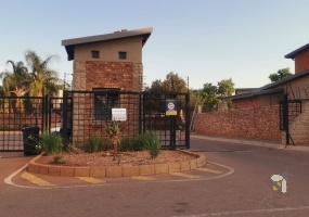 TheresaPark apartment for sale, Akasia property, 2-bedroom simplex Akasia, family apartment with playground, RE/MAX Infoglobe properties