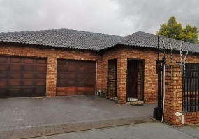 Stunning 4-bedroom house for sale in Doornpoort, Pretoria. Modern finishes, spacious living areas, braai room, double garage, and excellent security in a prime family-friendly location.